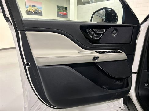 Used 2025 Lincoln Aviator Reserve w/ Illumination Package image 9