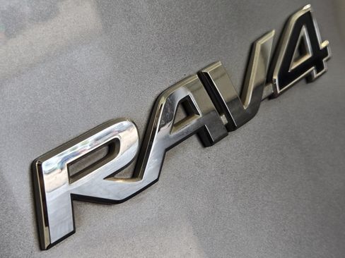 Used 2019 Toyota RAV4 XLE Premium w/ Cold Weather Package FWD image 13