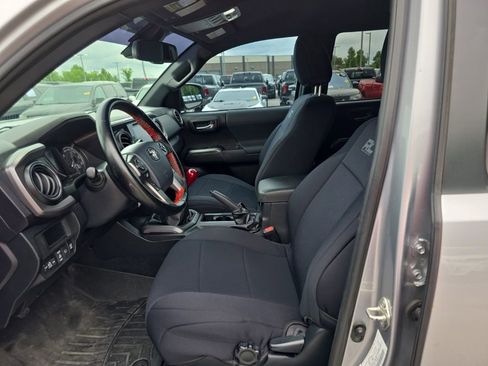 Used 2019 Toyota Tacoma TRD Off-Road AWD/4WD image 9