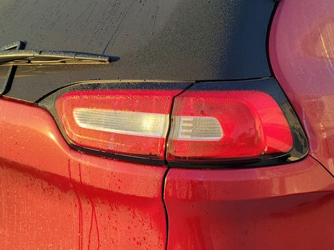 Used 2017 Jeep Cherokee Limited image 10