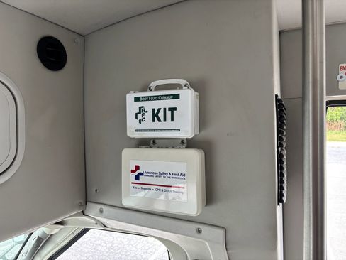 Used 2015 Chevrolet Express 4500 w/ Shuttle Bus Package image 31