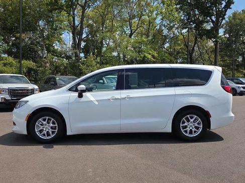 Used 2023 Chrysler Voyager LX FWD image 2