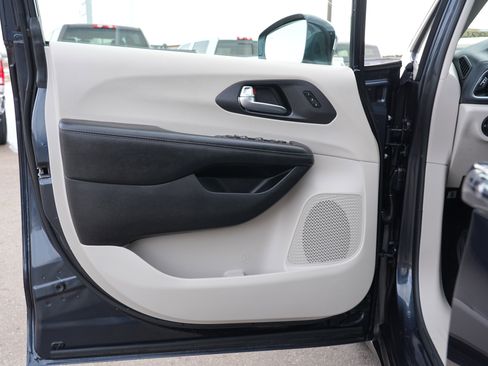 Used 2020 Chrysler Pacifica Limited image 14