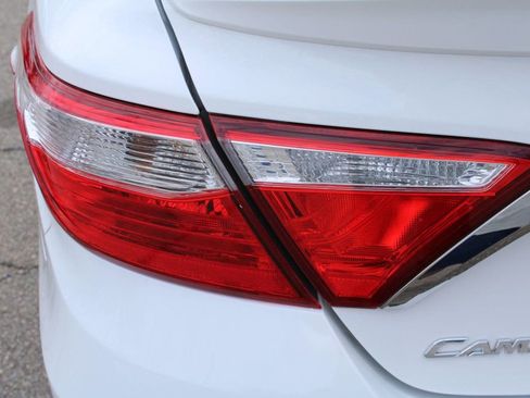 Used 2016 Toyota Camry SE image 10