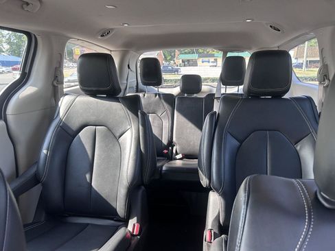 Used 2024 Chrysler Pacifica Limited FWD image 11