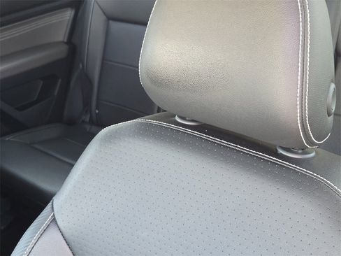 Used 2022 Volkswagen Atlas Cross Sport SE image 17