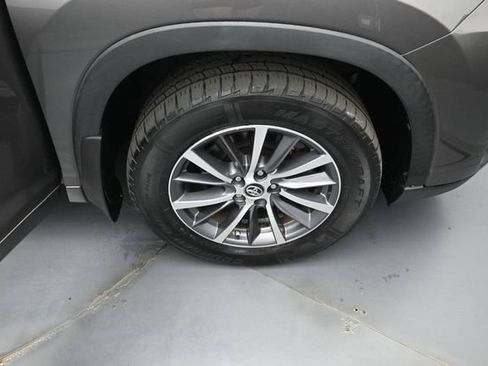 Used 2018 Toyota Highlander XLE AWD/4WD image 42