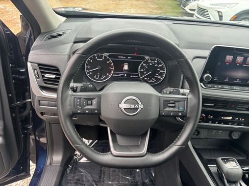 Used 2025 Nissan Rogue SV image 30
