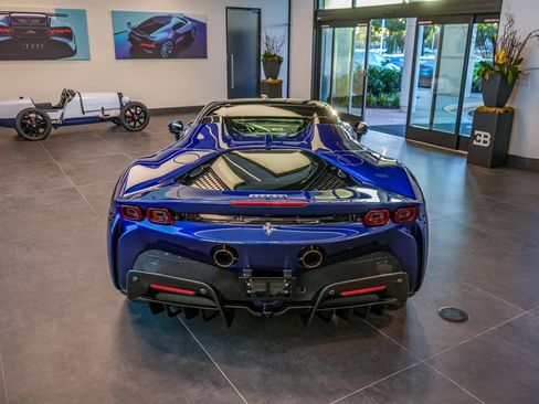 Used 2022 Ferrari SF90 Spider image 29