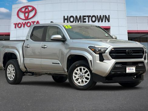 Used 2025 Toyota Tacoma SR5 AWD/4WD image 2