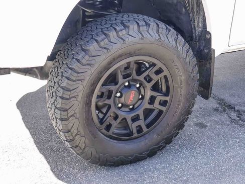 Used 2017 Toyota Tacoma TRD Sport w/ Tow Package (A/T) image 9