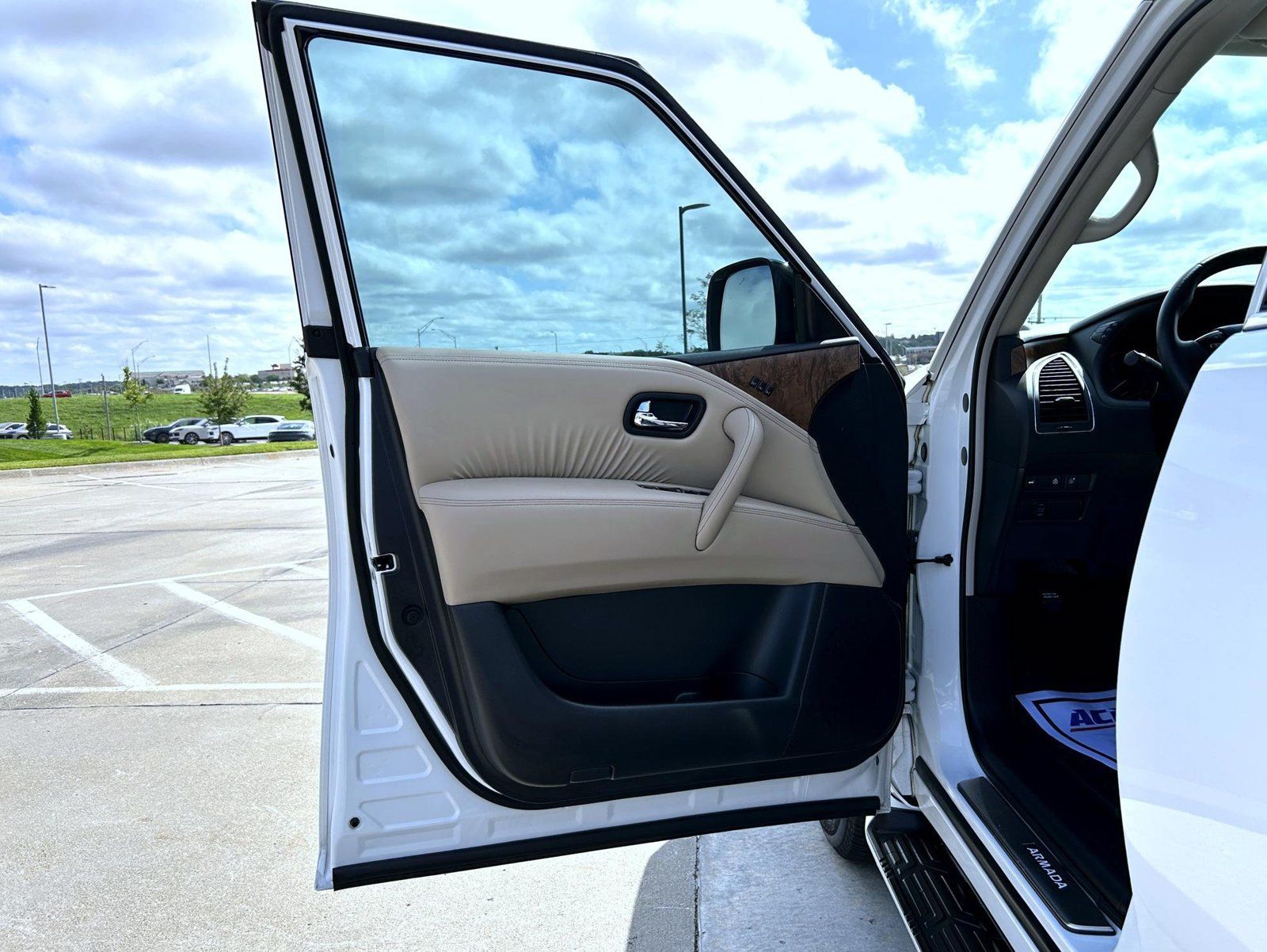 Used 2024 Nissan Armada SL w/ Captain's Chairs Package AWD/4WD image 9