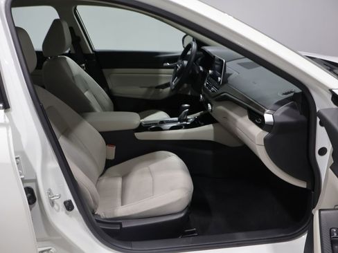 Used 2024 Nissan Altima 2.5 SV AWD/4WD image 21