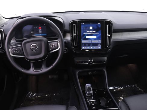 Certified 2025 Volvo XC40 B5 Plus image 8