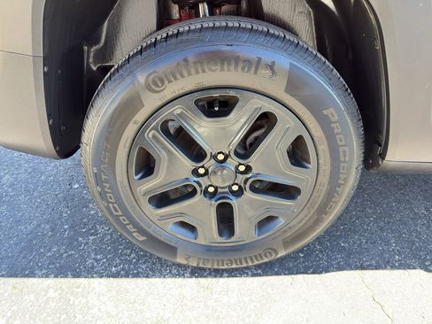 Used 2018 Jeep Renegade Trailhawk AWD/4WD image 10