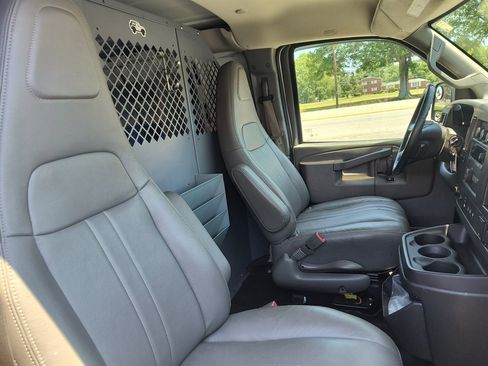 Used 2017 Chevrolet Express 2500 RWD image 19