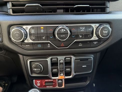 Used 2024 Jeep Wrangler Unlimited AWD/4WD image 27