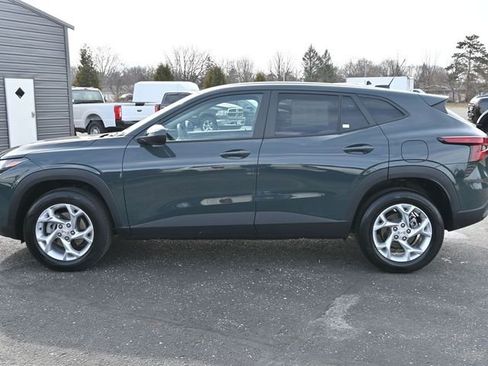 Used 2025 Chevrolet Trax LS w/ LS Convenience Package image 9