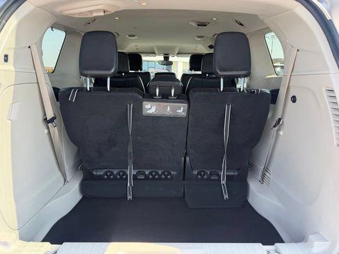 Used 2018 Chrysler Pacifica Touring-L w/ Tire & Wheel Group FWD image 18