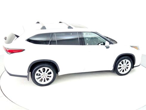 Used 2023 Toyota Highlander Limited image 18