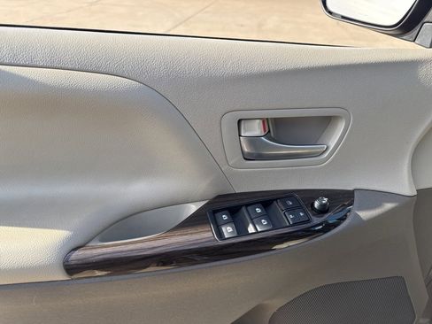 Used 2015 Toyota Sienna XLE image 11
