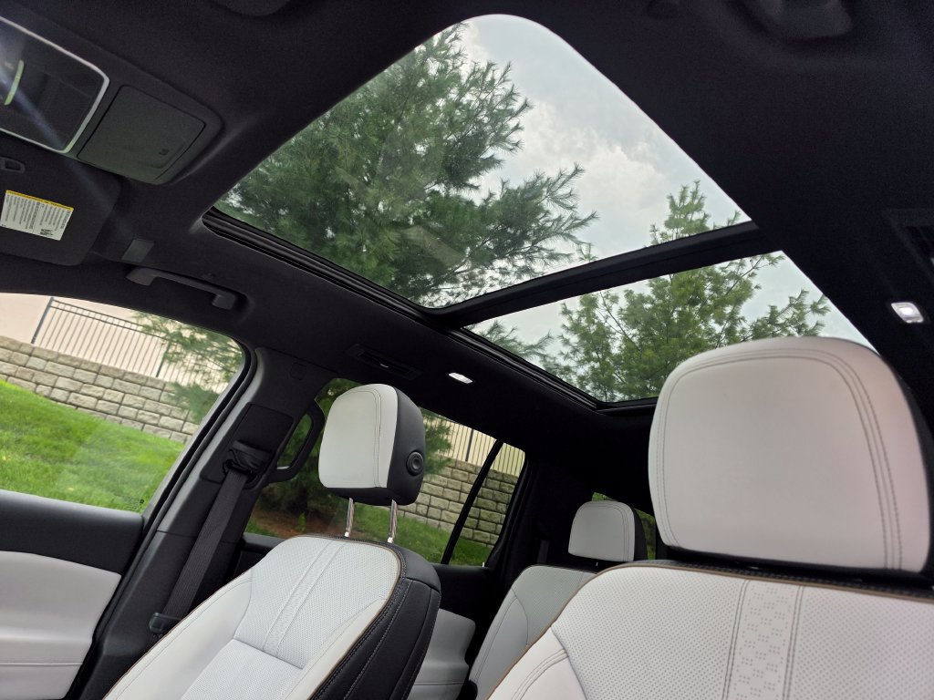 Used 2025 Chevrolet Traverse High Country w/ LPO, Floor Liner Package AWD/4WD image 8