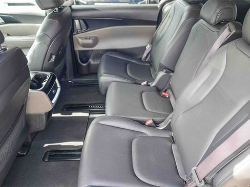 Used 2025 Kia Carnival image 18