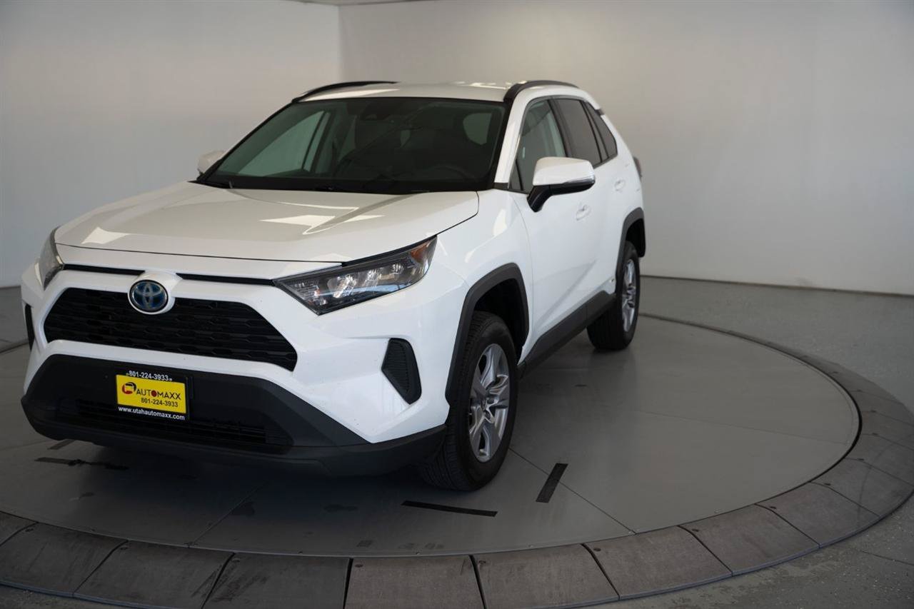 Used 2022 Toyota RAV4 LE AWD/4WD image 3