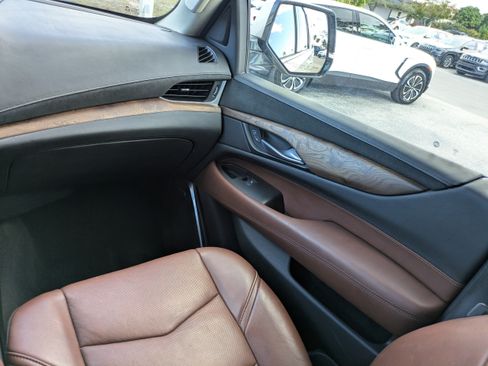 Used 2020 Cadillac Escalade ESV Premium Luxury AWD/4WD image 21