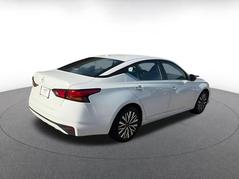 Used 2025 Nissan Altima 2.5 SV FWD image 15