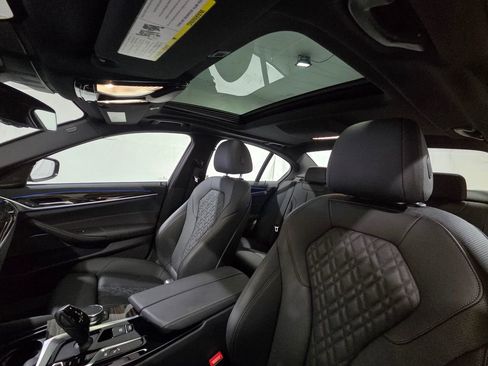 Used 2023 BMW 530e xDrive w/ Premium Package image 11