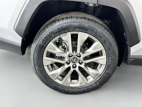 Used 2019 Toyota RAV4 XLE Premium FWD image 33