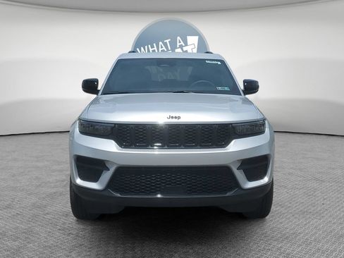 Used 2025 Jeep Grand Cherokee Altitude AWD/4WD image 9
