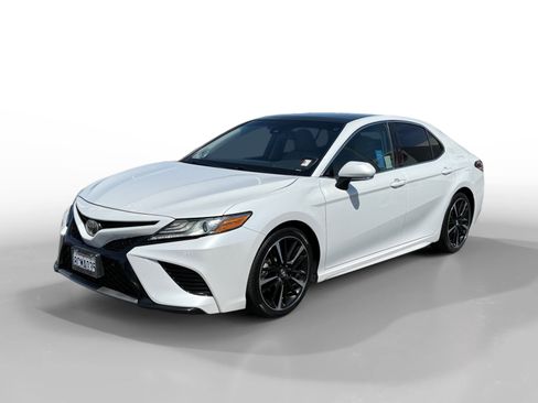 Used 2018 Toyota Camry XSE FWD image 1
