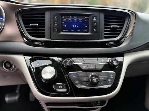 Used 2017 Chrysler Pacifica Touring-L image 31