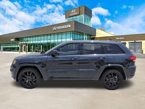 Used 2018 Jeep Grand Cherokee Altitude AWD/4WD image 9