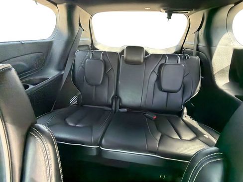 Used 2025 Chrysler Pacifica Limited FWD image 27