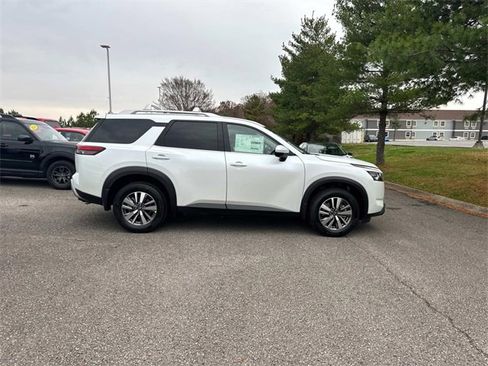 New 2025 Nissan Pathfinder SL image 3