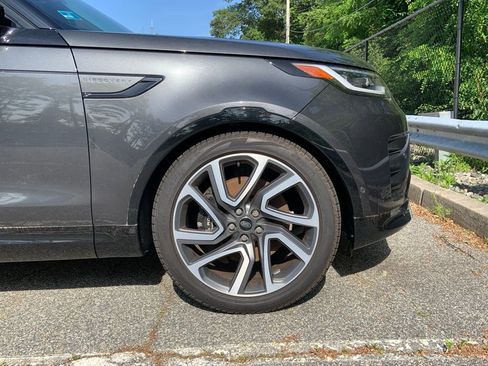 Certified 2024 Land Rover Discovery Metropolitan Edition image 9