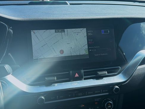 Used 2022 Kia Niro EX FWD image 10