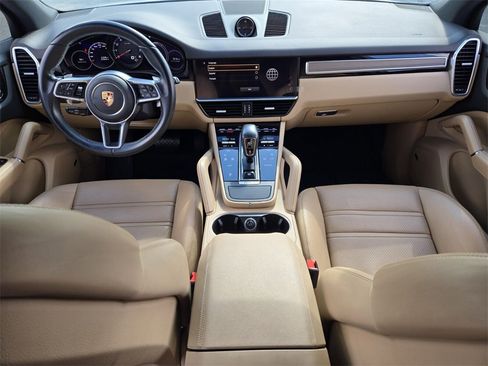 Used 2022 Porsche Cayenne Platinum Edition image 12