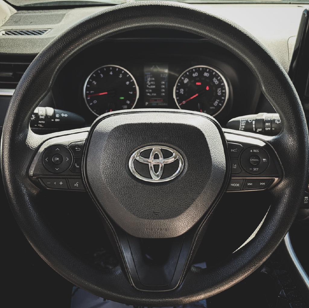 Used 2021 Toyota RAV4 XLE FWD image 8