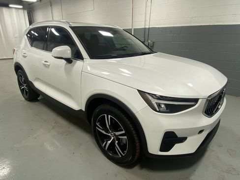 Used 2025 Volvo XC40 B5 Core image 4