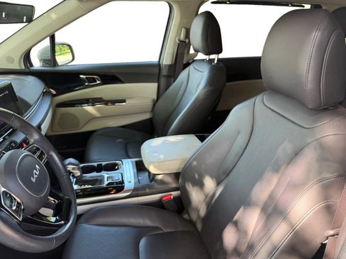 Used 2024 Kia Carnival EX FWD image 11