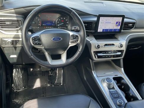 Used 2022 Ford Explorer XLT w/ Equipment Group 202A image 6