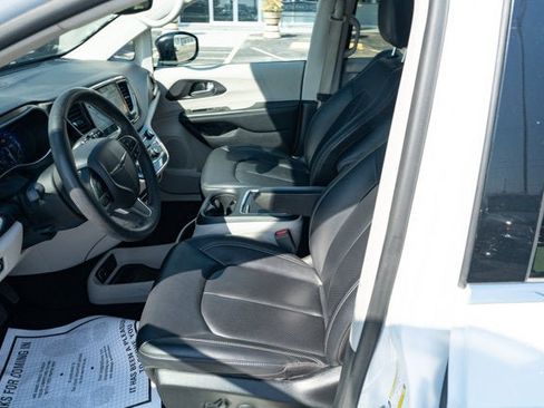 Used 2024 Chrysler Pacifica Touring-L FWD image 17