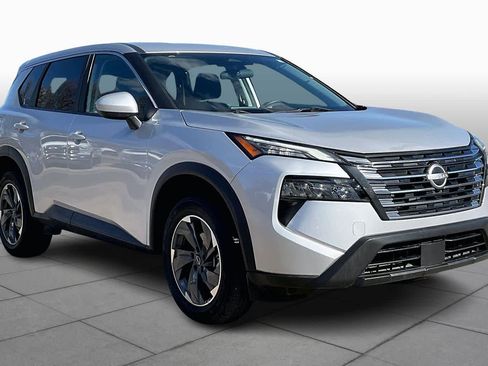 Used 2024 Nissan Rogue SV image 2