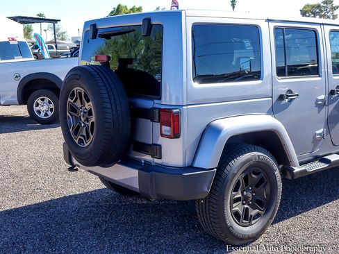 Used 2017 Jeep Wrangler Unlimited Sahara w/ Connectivity Group image 8