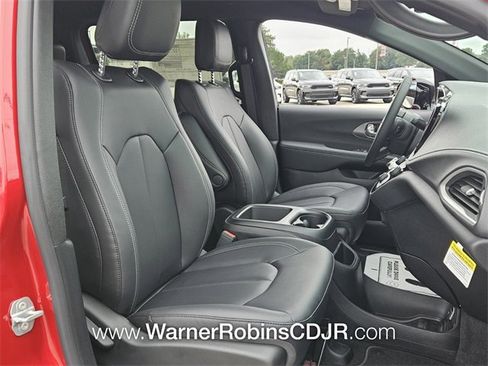 New 2026 Chrysler Pacifica Select image 18