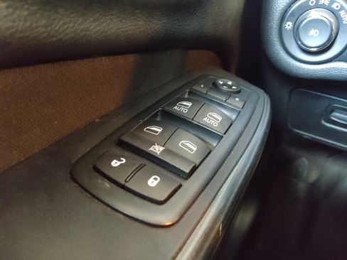 Used 2016 Jeep Cherokee Latitude w/ Comfort & Sound Group FWD image 27